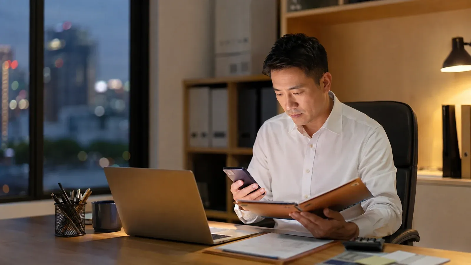 企業主在非上班時段閱讀補助諮詢訊息的寫實情境示意圖